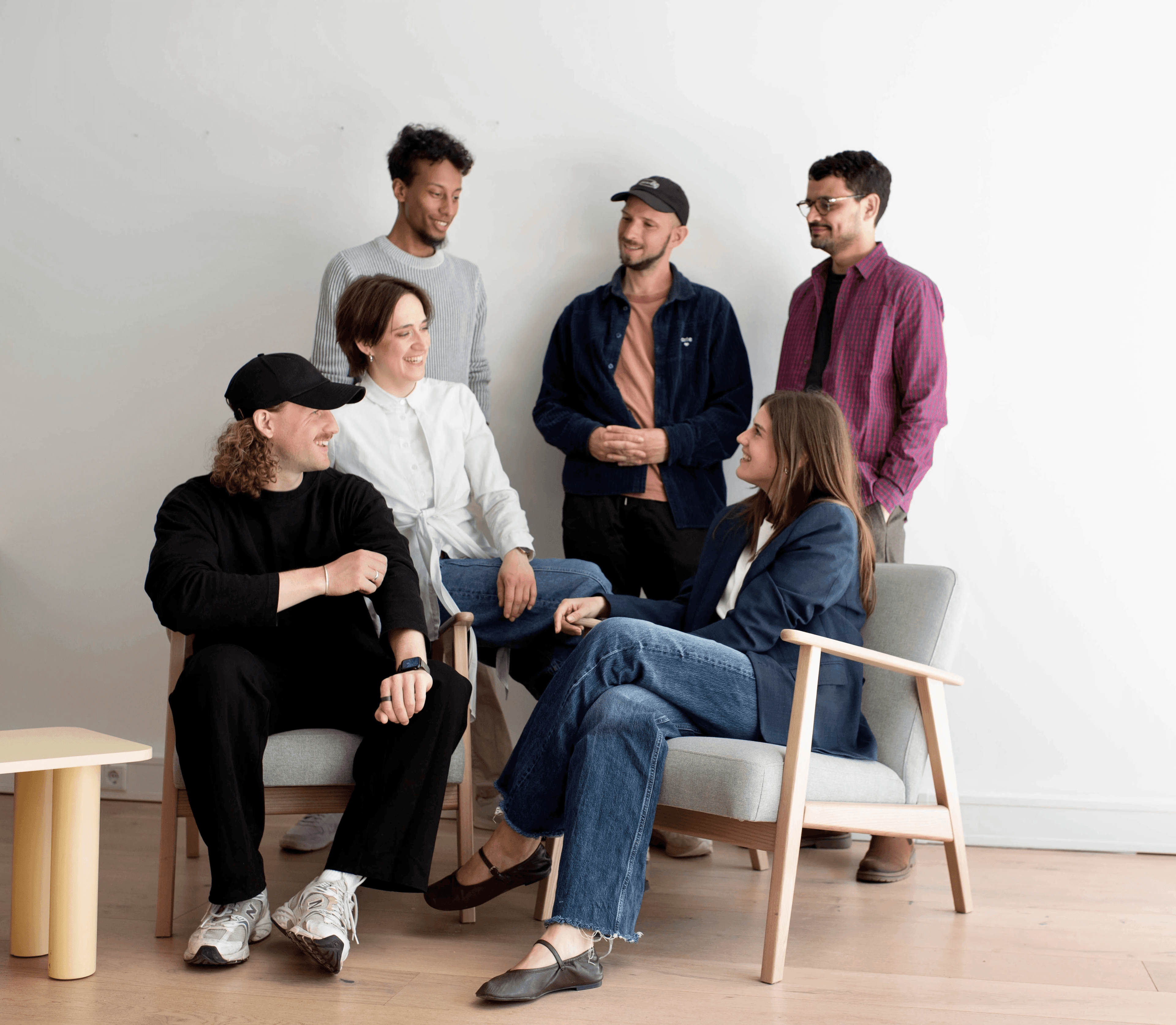 Das muun Team: 6 Menschen unterhalten sich locker gemeinsam.